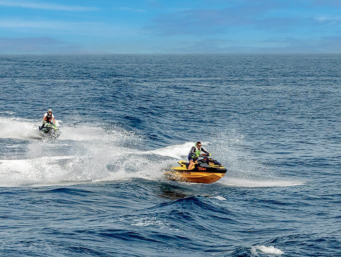 Motos de agua realizando un circuito en la costa de Tenerife