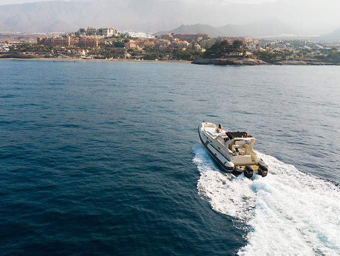 Barco realizando un tour por la costa de Tenerife