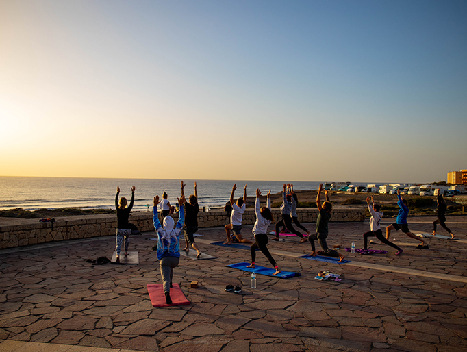 Clase de yoga frente al mar
