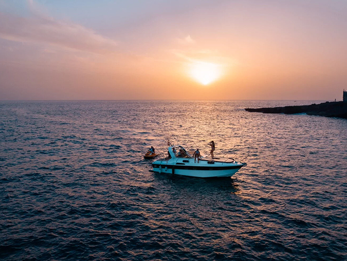 Barco realizando un tour por la costa de Tenerife