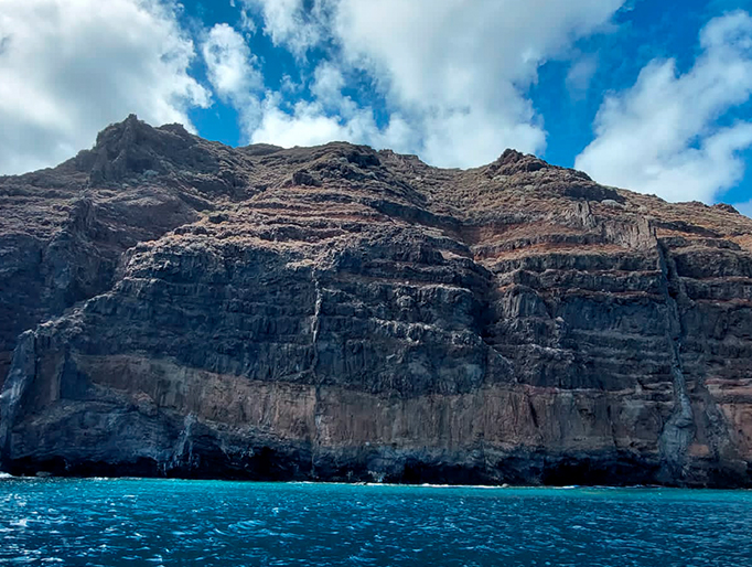 Vista de acantilado en Tenerife desde barco Vista de acantilado en Tenerife desde barco